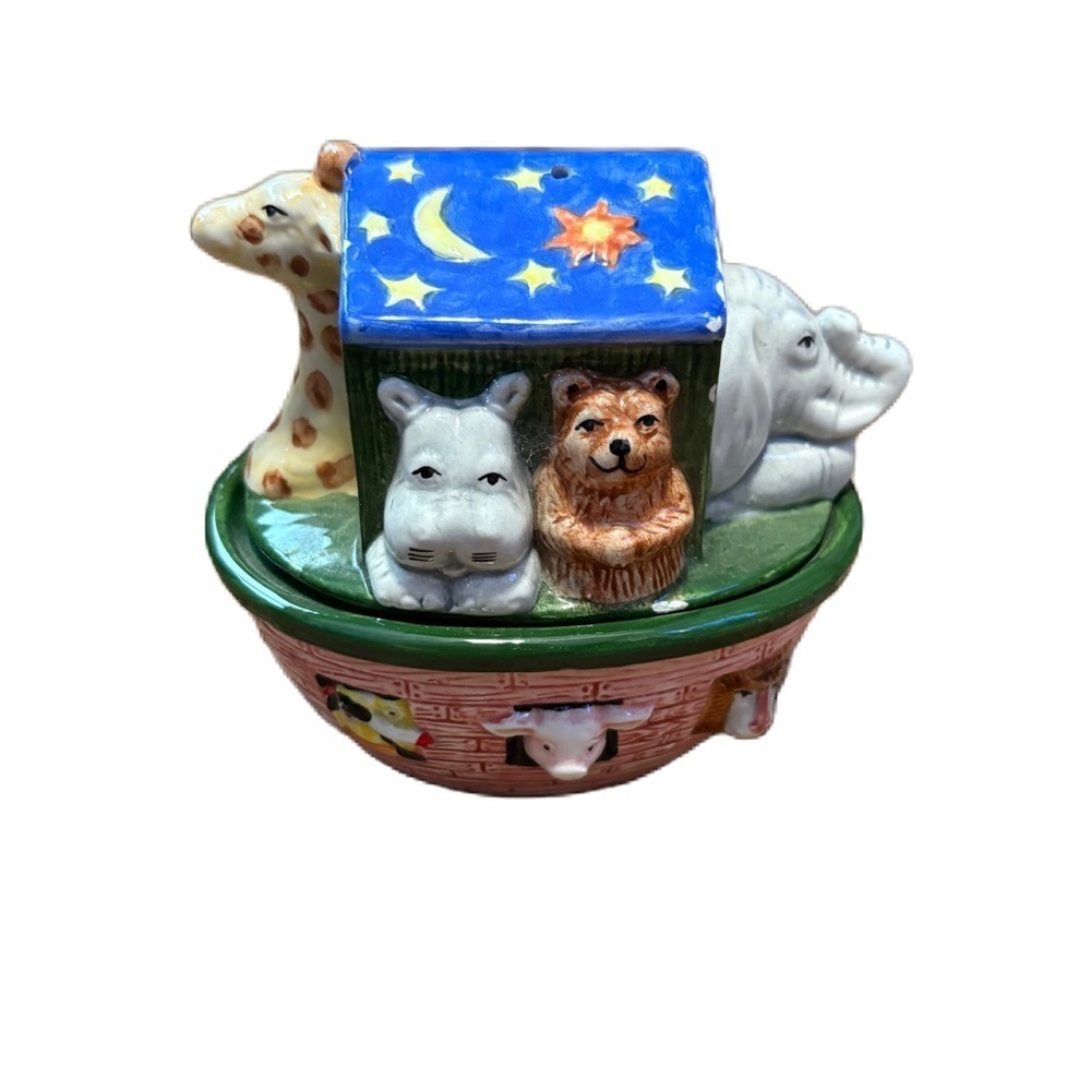 Noah’s Ark 2 piece salt and pepper shaker set Ceramic Giraffe Vintage